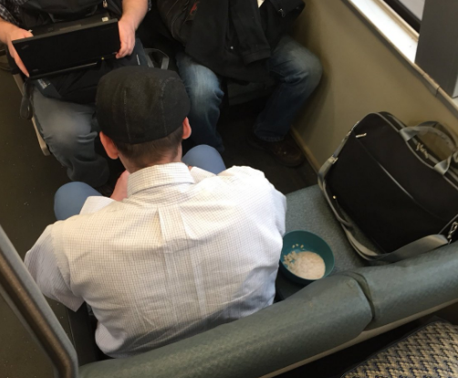 Мужчина позавтракал и побрился в вагоне метро. Теперь в твиттере спорят, что может быть отвратительнее