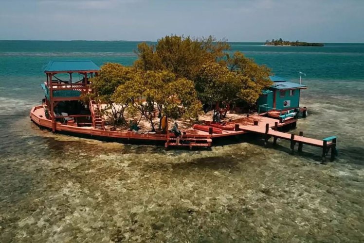 На Airbnb можно снять целый остров на Карибах. Это недорого, но далеко