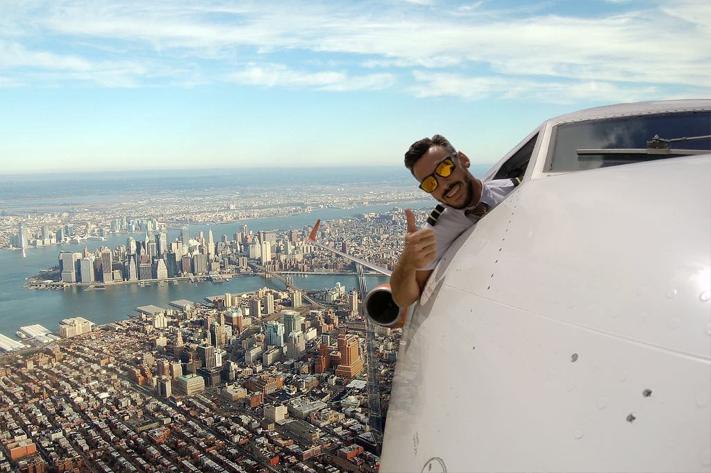 Капитан Фотошоп. Лётчик фотографируется, высунувшись из окна самолёта, но подписчики быстро разоблачили фейк