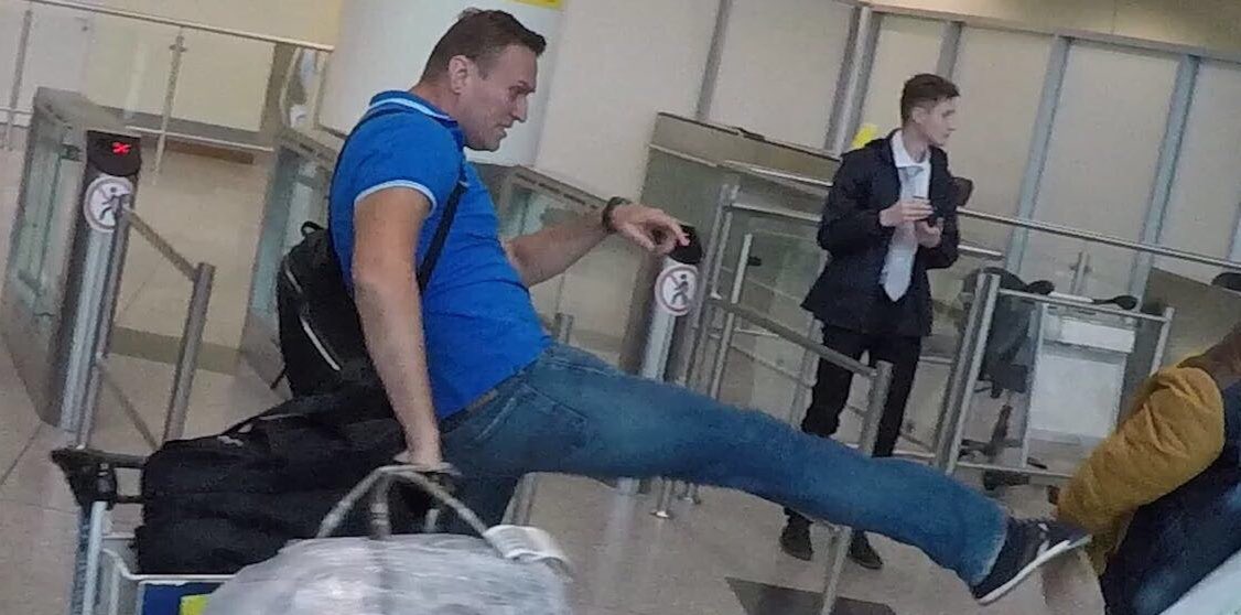 Лол-кек Навального. Исторический пинок в аэропорту стал новым мемом, а мы собрали лучшие примеры