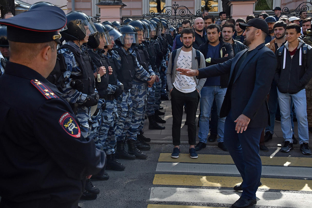 «Полиция может быть зайками». Зачем мусульмане собрались у посольства Мьянмы в Москве, и как прошёл их митинг