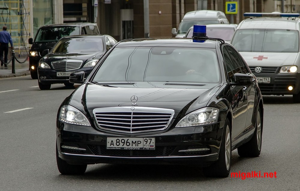 Mercedes S666. Что произошло на Арбате, где машина с правительственными номерами насмерть сбила полицейского