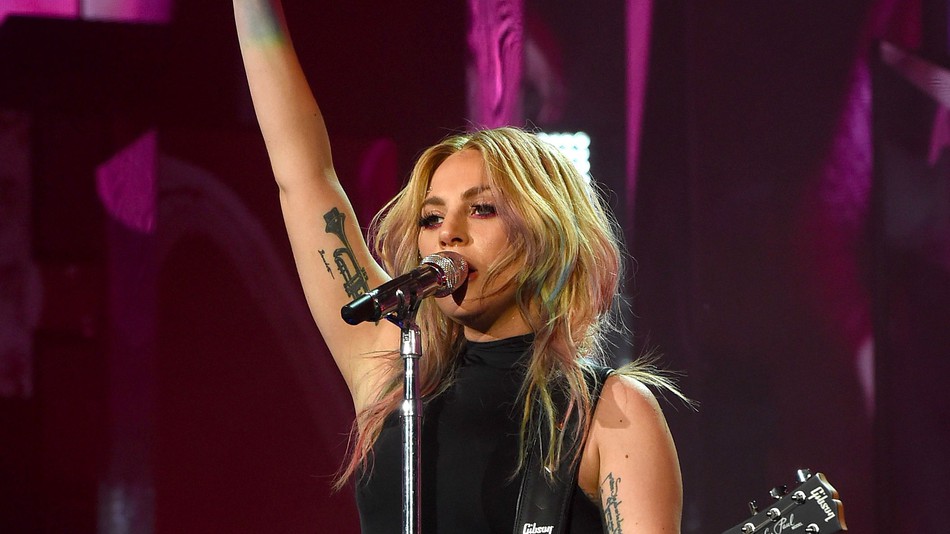 Корми своих монстров как Леди Гага. Певица устроила для фанатов пицца-пати, извиняясь за отмену концерта