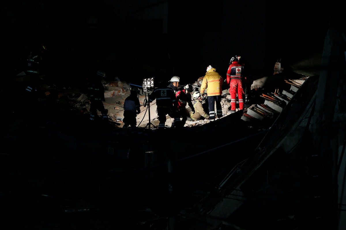 После землетрясения в Мексике спасатели и военные два дня искали в завалах девочку. Она оказалась воображаемой