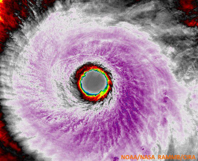 На Карибы и США надвигается мощный ураган Ирма. И он ужасающе красив