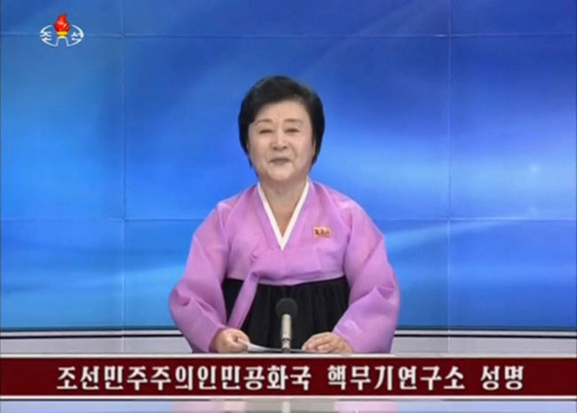 «Я словно загипнотизирован». Почему на Западе очарованы женщиной в розовом, сообщающей о ядерных успехах КНДР