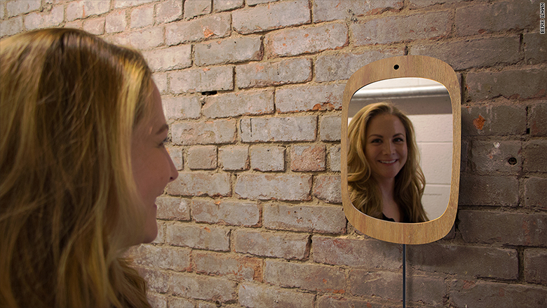 Дизайнер создал зеркало для улыбающихся людей. И предложил его онкобольным, что улыбок совсем не вызвало