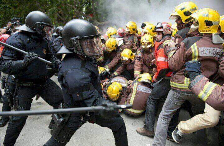 «Мы этого не забудем!» Пожарные в Каталонии защитили людей от полиции своими телами и стали героями соцсетей