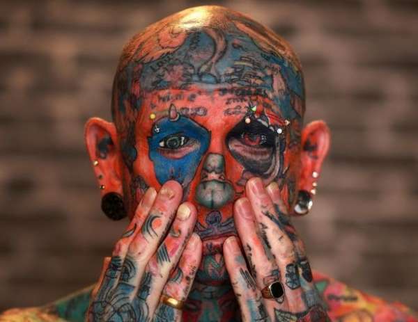 Поиграли и хватит: звезды, которые свели татуировки — даже с лица!