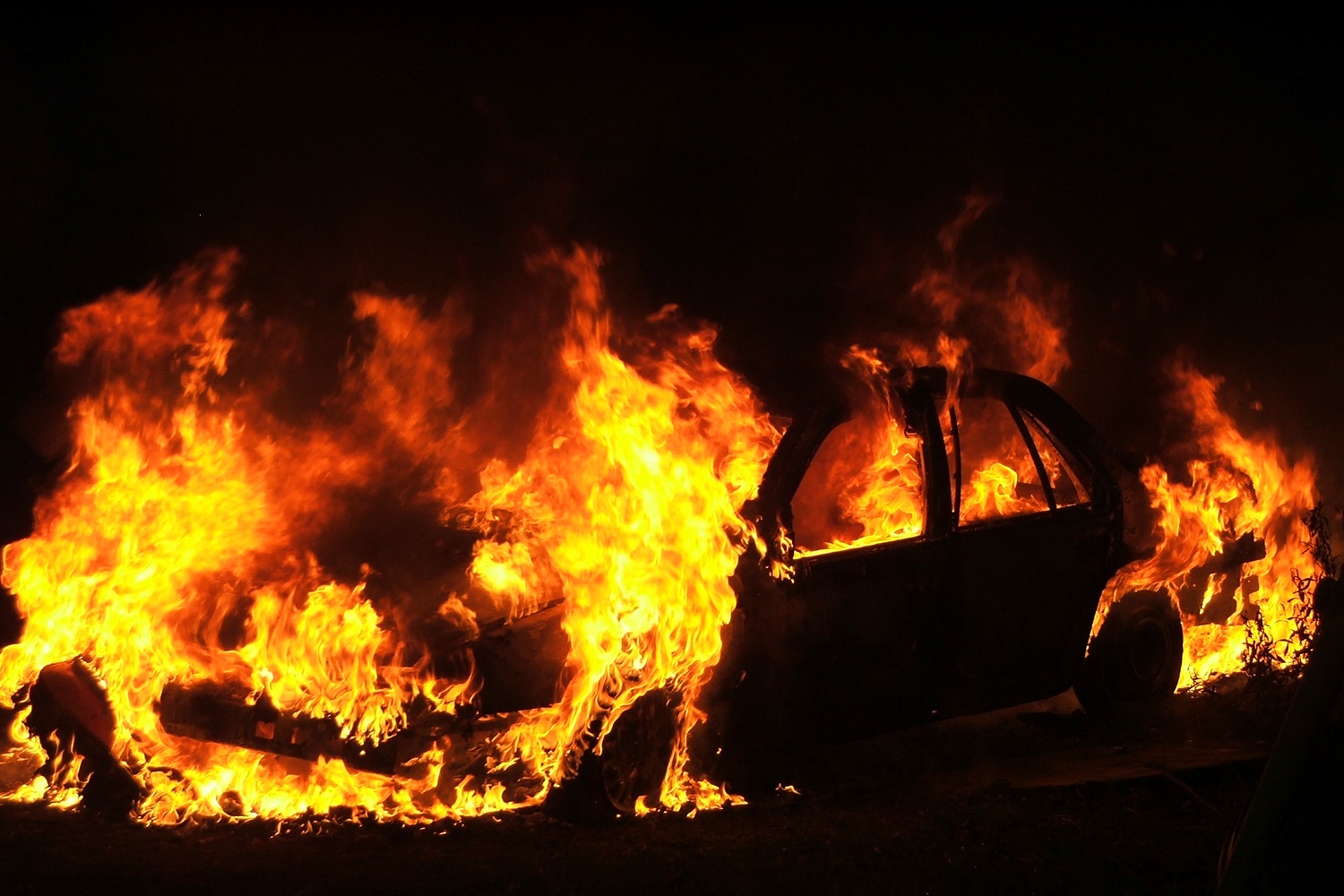 Султан вытолкнул горящий автомобиль с бензоколонки. Но на Reddit решили, что он зря старался
