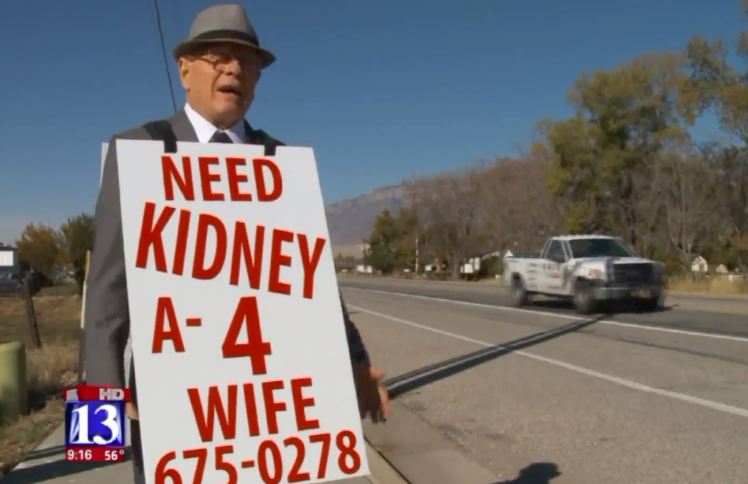 Любовь — это… В 74 года ходить по улицам с плакатом о том, что жене срочно нужна почка