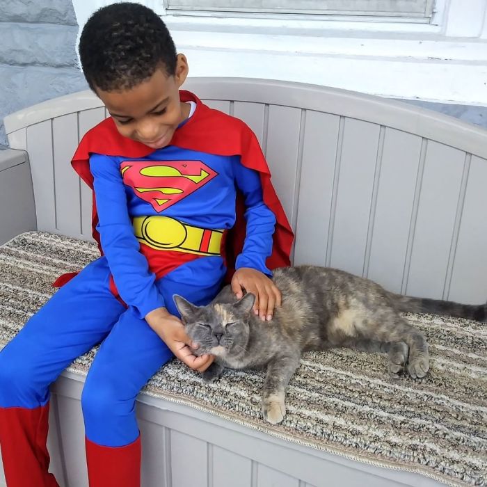Пятилетний мальчик стал супергероем. Его зовут Кэтмен, и он накормит всех бездомных котов
