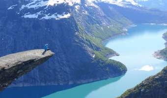 Отстоять очередь ради крутой фотки. Почему туристы жалуются на знаменитый Язык Тролля в Норвегии