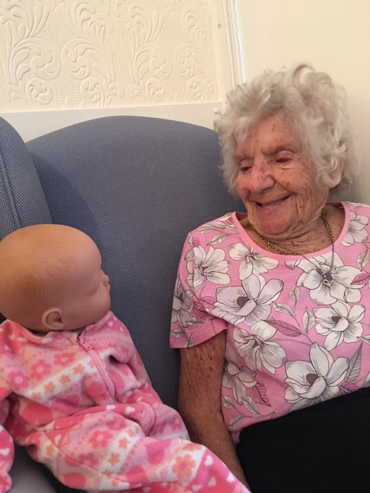 Пожилая британка с деменцией путает куклу с внучкой. И история за этим видео очень трогательная