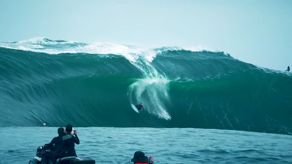 Лига сёрфинга в честь Хэллоуина показала видео с огромными волнами, от которого ладошки становятся мокрыми