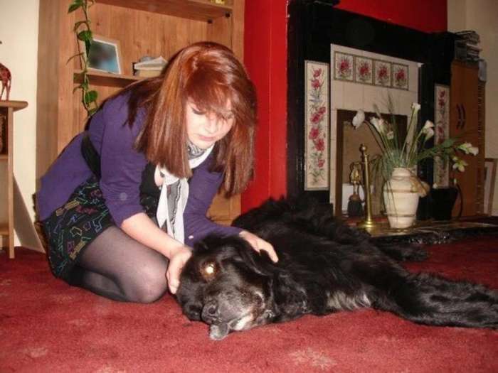 Британка сделала тату в память о псе прямо на своей груди. Это была ошибка — никто не хочет с ней встречаться