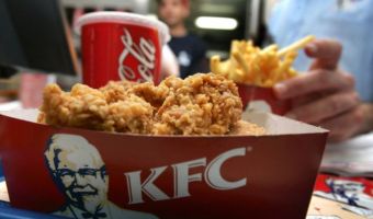 Сотрудница KFC в Петербурге отобрала еду у бездомного и выкинула в мусор «из добрых побуждений»