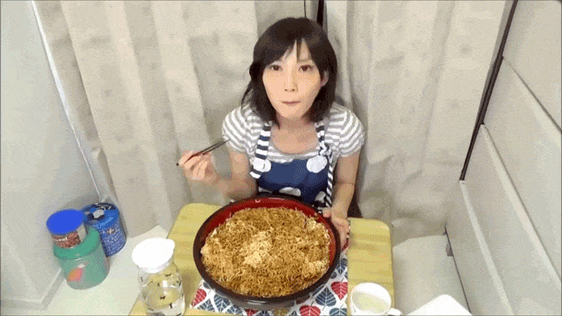 Бабушкина радость. Вам никогда не съесть столько, сколько может эта худенькая японская блогерша