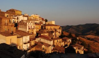 Городок в Италии раздаёт бесплатные дома? Объясняем, почему не стоит радоваться
