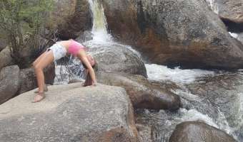 Девушка встала в красивую йога-позу ради фотки на бревне через бурную реку. Что могло пойти не так? Всё