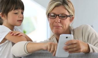 Миллениалы смеются над тем, как мамы пользуются телефоном. И ваша наверняка тоже!