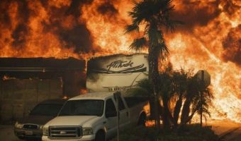Лос-Анджелес в кольце огня. Калифорнийские лесные пожары на фото из соцсетей