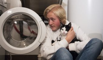 Хозяева случайно заперли кота в стиральной машине. Он 40 минут крутился в режиме для шерсти, но выжил