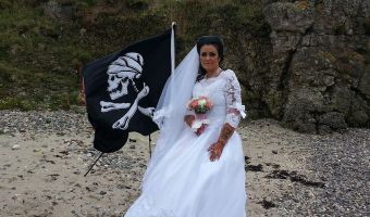 Британка вышла замуж за призрака пирата, саму себя и свою работу разом. И во всём этом есть логика