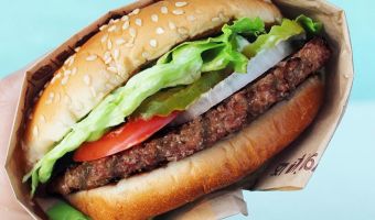 Burger King впятеро снизил цену на воппер, и все сошли с ума. Чем обернулась акция с бургерами за 29 рублей