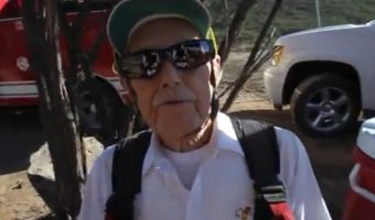 Дедуля-экстремал спустился с горы на зиплайне в свой 102-й день рождения. И поставил мировой рекорд
