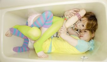 Фотограф снимает молодых японцев в неудобных позах в тесной ванне, чтобы донести мысль о личном пространстве