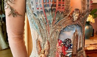 Французский дизайнер шьёт потрясающие платья-истории. Она использует корешки книг, цветы и даже скрипку
