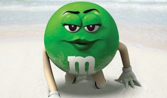 Зелёную M&M’s превратили в одержимого социопата в безумном меме. И она хочет только одного