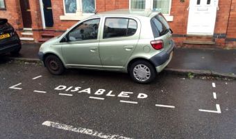 Женщину с дочкой пристыдили за парковку на месте для инвалидов. Но не стоило их судить поспешно