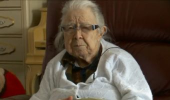 В дом к 99-летней бабушке ворвался мужчина с пистолетом. Она отчитала его за устроенный беспорядок