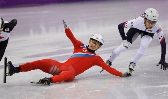 Северокорейского конькобежца уличили в попытке схватить конёк соперника. Но, возможно, виноваты правила