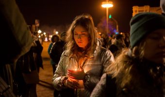 Как прошли акции памяти жертв пожара в Кемерове и почему в Москве одна из них стала митингом