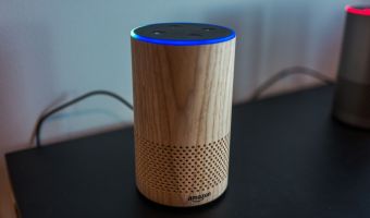 Умные колонки Alexa смеются посреди ночи без видимых причин и не слушают хозяев. Нет, нам совсем не страшно