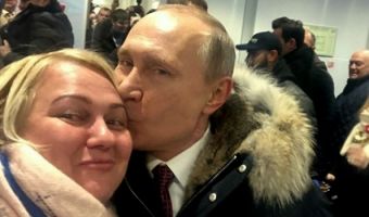 Кто та женщина, которую Путин поцеловал в Лужниках. Главное о Ларисе Сергухиной и её семье