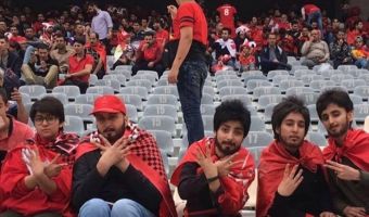Иранские фанатки переоделись в мужчин ради футбола. Узнать в них женщин было и правда сложно