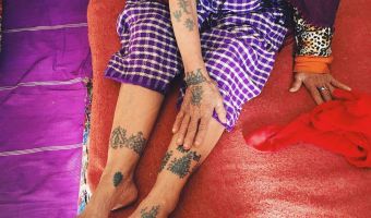 Фотограф сняла татуировки бабушек Востока. И они всё ещё выглядят круто — даже на лице!