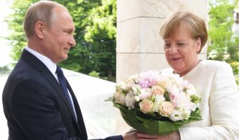 Розы как оскорбление. Что не так с букетом цветов, который Путин подарил Меркель