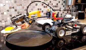 Блогер собрал из Lego домашнего робота-повара. Он готовит яйца с беконом и никуда не торопится