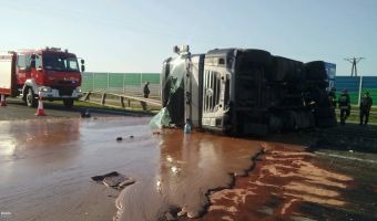 В Польше фура вылила на трассу 12 тонн жидкого шоколада. Очистить его не смогли даже экскаваторами