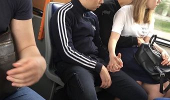 Девушка в автобусе сидит на коленях у парня, держа за руку другого. Столько вопросов, так мало ответов