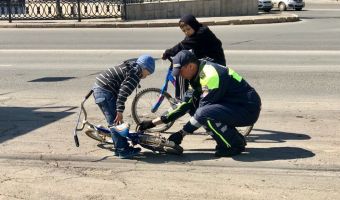 Не все полицейские плохи. Современный Дядя Стёпа из Челябинска починил велосипед детишкам