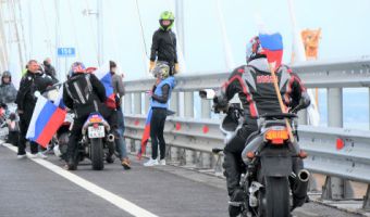 На Крымском мосту замечены первые нарушители. Это «Ночные волки», и их сгубила любовь к селфи