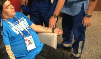 Диего Марадоне понадобилась помощь врачей во время матча ЧМ. Фанаты подозревают, что дело в наркотиках
