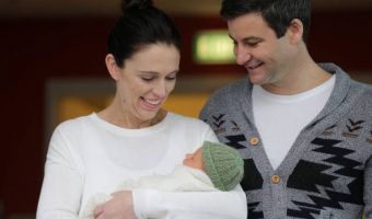Суперкостюм для бати. Премьер Новой Зеландии показала новорождённую дочь, но все смотрели на кардиган её парня