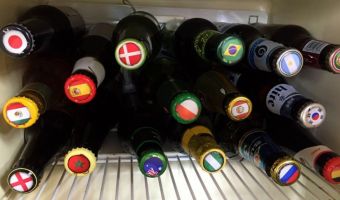 Англичанин устроил чемпионат холодильника по пиву среди бутылок из 32 стран. Здесь Россия тоже не фаворит